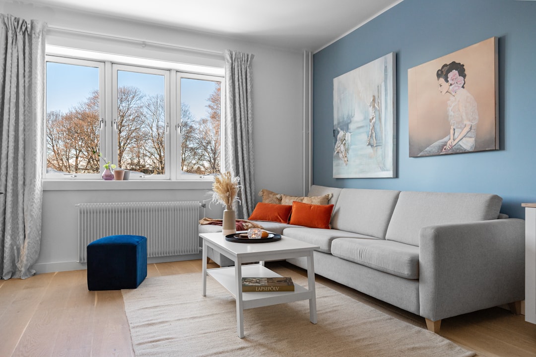 dekoracja-ciany-w-salonie-pomys-y-i-inspiracje-kobiecezasady-pl
